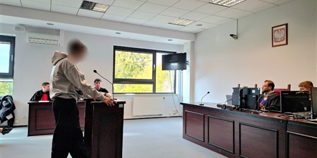 Powiększ grafikę: uczniowie-8a-odwiedzili-sad-rejonowy-650920.jpg