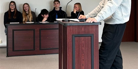 Powiększ grafikę: uczniowie-8a-odwiedzili-sad-rejonowy-650922.jpg