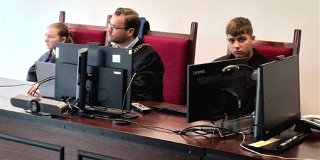 Powiększ grafikę: uczniowie-8a-odwiedzili-sad-rejonowy-650923.jpg