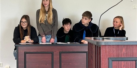 Powiększ grafikę: uczniowie-8a-odwiedzili-sad-rejonowy-650924.jpg