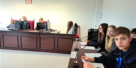 Powiększ grafikę: uczniowie-8a-odwiedzili-sad-rejonowy-650925.jpg