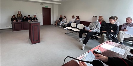 Powiększ grafikę: uczniowie-8a-odwiedzili-sad-rejonowy-650928.jpg