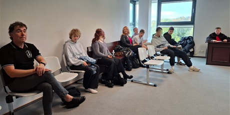 Powiększ grafikę: uczniowie-8a-odwiedzili-sad-rejonowy-650929.jpg