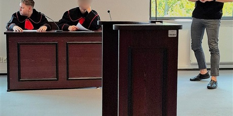 Powiększ grafikę: uczniowie-8a-odwiedzili-sad-rejonowy-650930.jpg