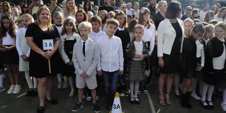 Powiększ grafikę: uroczyste-rozpoczecie-roku-szkolnego-636281.jpg