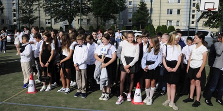 Powiększ grafikę: uroczyste-rozpoczecie-roku-szkolnego-636288.jpg