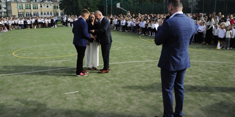 Powiększ grafikę: uroczyste-rozpoczecie-roku-szkolnego-636327.jpg