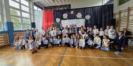 Powiększ grafikę: zakonczenie-roku-szkolnego-klas-1-3-630703.jpg
