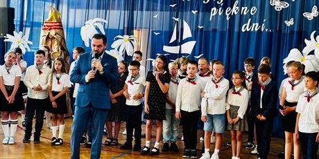 Powiększ grafikę: zakonczenie-roku-szkolnego-klas-1-3-706201.jpg