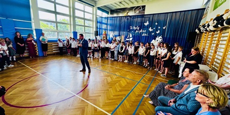 Powiększ grafikę: zakonczenie-roku-szkolnego-klas-1-3-706206.jpg