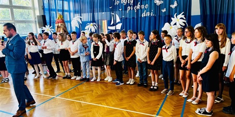 Powiększ grafikę: zakonczenie-roku-szkolnego-klas-1-3-706213.jpg