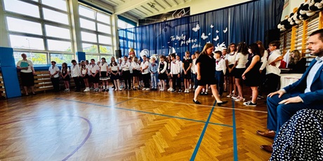 Powiększ grafikę: zakonczenie-roku-szkolnego-klas-1-3-706214.jpg
