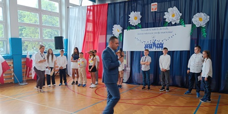 Powiększ grafikę: zakonczenie-roku-szkolnego-klas-4-7-630710.jpg