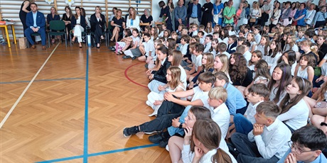 Powiększ grafikę: zakonczenie-roku-szkolnego-klas-4-7-630712.jpg