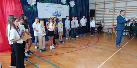 Powiększ grafikę: zakonczenie-roku-szkolnego-klas-4-7-630713.jpg