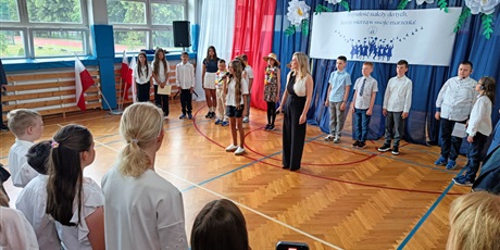 Powiększ grafikę: zakonczenie-roku-szkolnego-klas-4-7-630714.jpg
