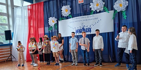 Powiększ grafikę: zakonczenie-roku-szkolnego-klas-4-7-630715.jpg
