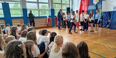 Powiększ grafikę: zakonczenie-roku-szkolnego-klas-4-7-630716.jpg
