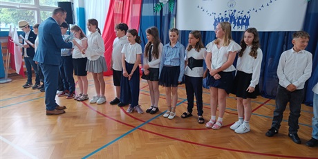 Powiększ grafikę: zakonczenie-roku-szkolnego-klas-4-7-630718.jpg
