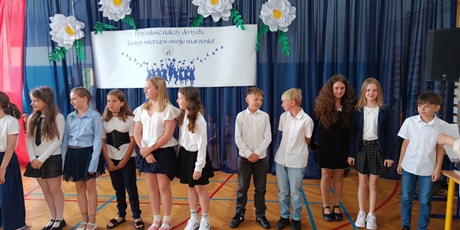Powiększ grafikę: zakonczenie-roku-szkolnego-klas-4-7-630719.jpg