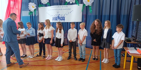 Powiększ grafikę: zakonczenie-roku-szkolnego-klas-4-7-630721.jpg