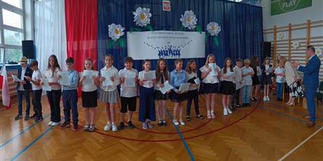 Powiększ grafikę: zakonczenie-roku-szkolnego-klas-4-7-630724.jpg