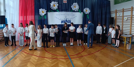 Powiększ grafikę: zakonczenie-roku-szkolnego-klas-4-7-630727.jpg