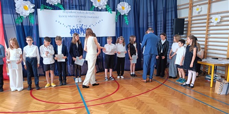 Powiększ grafikę: zakonczenie-roku-szkolnego-klas-4-7-630729.jpg