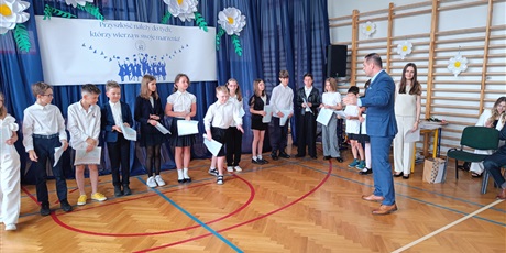 Powiększ grafikę: zakonczenie-roku-szkolnego-klas-4-7-630732.jpg