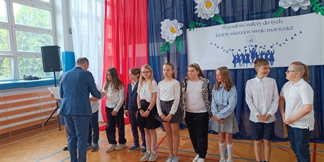 Powiększ grafikę: zakonczenie-roku-szkolnego-klas-4-7-630740.jpg