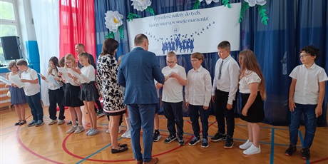 Powiększ grafikę: zakonczenie-roku-szkolnego-klas-4-7-630741.jpg