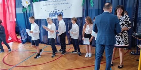 Powiększ grafikę: zakonczenie-roku-szkolnego-klas-4-7-630743.jpg