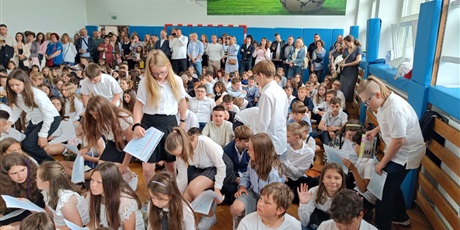 Powiększ grafikę: zakonczenie-roku-szkolnego-klas-4-7-630744.jpg