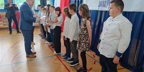 Powiększ grafikę: zakonczenie-roku-szkolnego-klas-4-7-630746.jpg