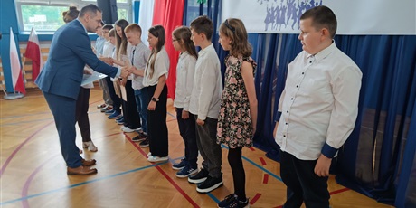Powiększ grafikę: zakonczenie-roku-szkolnego-klas-4-7-630747.jpg