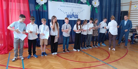 Powiększ grafikę: zakonczenie-roku-szkolnego-klas-4-7-630749.jpg