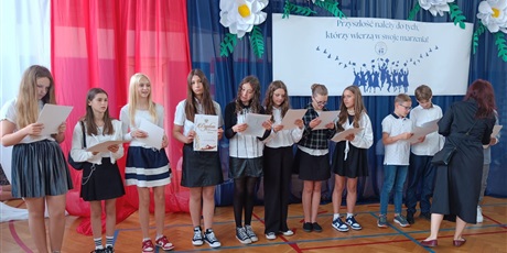 Powiększ grafikę: zakonczenie-roku-szkolnego-klas-4-7-630757.jpg
