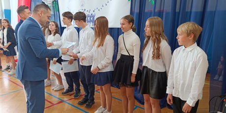 Powiększ grafikę: zakonczenie-roku-szkolnego-klas-4-7-630761.jpg