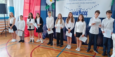 Powiększ grafikę: zakonczenie-roku-szkolnego-klas-4-7-630762.jpg