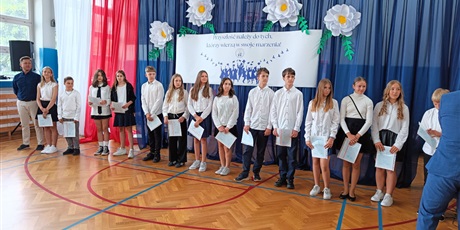 Powiększ grafikę: zakonczenie-roku-szkolnego-klas-4-7-630764.jpg