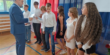 Powiększ grafikę: zakonczenie-roku-szkolnego-klas-4-7-630765.jpg