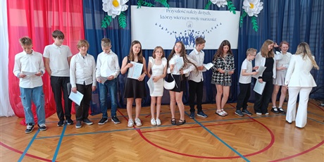 Powiększ grafikę: zakonczenie-roku-szkolnego-klas-4-7-630771.jpg