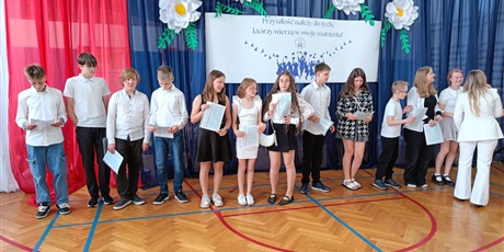 Powiększ grafikę: zakonczenie-roku-szkolnego-klas-4-7-630772.jpg