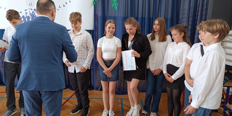 Powiększ grafikę: zakonczenie-roku-szkolnego-klas-4-7-630776.jpg