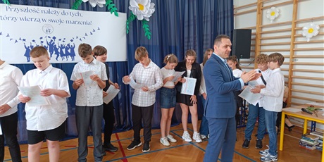 Powiększ grafikę: zakonczenie-roku-szkolnego-klas-4-7-630780.jpg