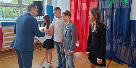 Powiększ grafikę: zakonczenie-roku-szkolnego-klas-4-7-630782.jpg