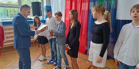 Powiększ grafikę: zakonczenie-roku-szkolnego-klas-4-7-630783.jpg