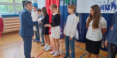Powiększ grafikę: zakonczenie-roku-szkolnego-klas-4-7-630784.jpg