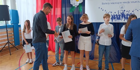 Powiększ grafikę: zakonczenie-roku-szkolnego-klas-4-7-630786.jpg