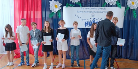 Powiększ grafikę: zakonczenie-roku-szkolnego-klas-4-7-630789.jpg